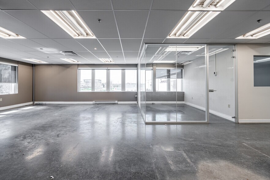 More Photos Of 115 Rue de Lauzon, Boucherville Manufacturing For Lease