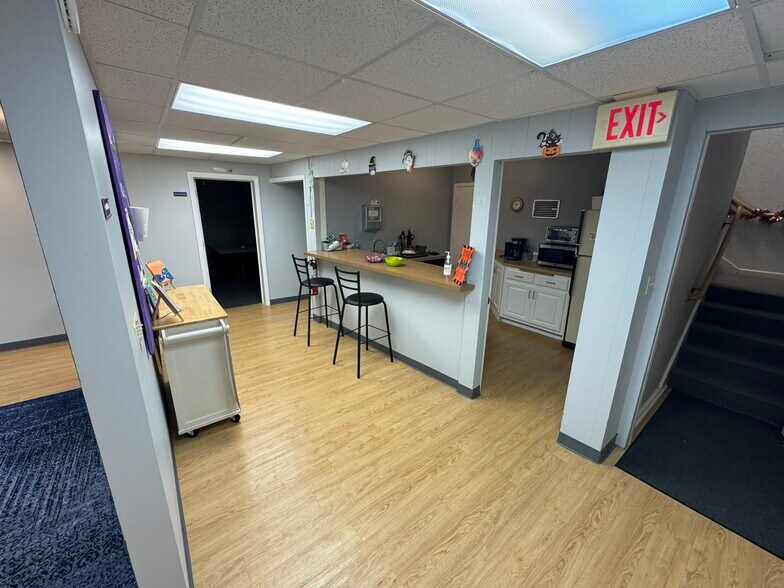 More Photos Of 7100 W Center St, Milwaukee Office For Sale