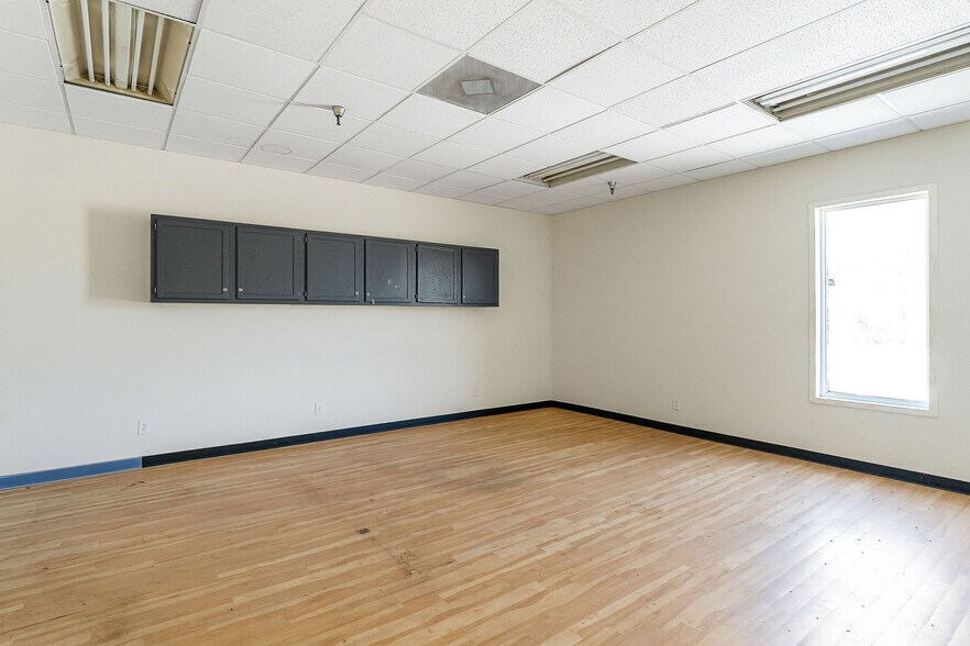 More Photos Of 204 Red Rd, McMinnville Warehouse For Sale