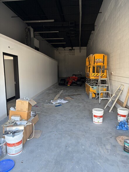 More Photos Of 2649 S Park Rd, Hallandale Warehouse For Lease