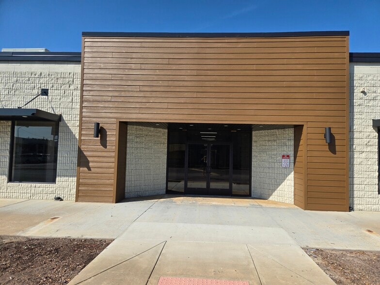 More Photos Of 705 Illinois Ave, Joplin Unknown For Lease