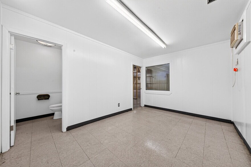 More Photos Of 4721 McCullough Ave, Olmos Park Warehouse For Lease