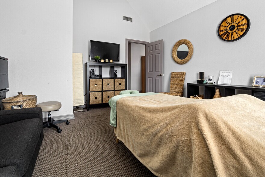 More Photos Of 363 W Main St, Lewisville Medical For Lease