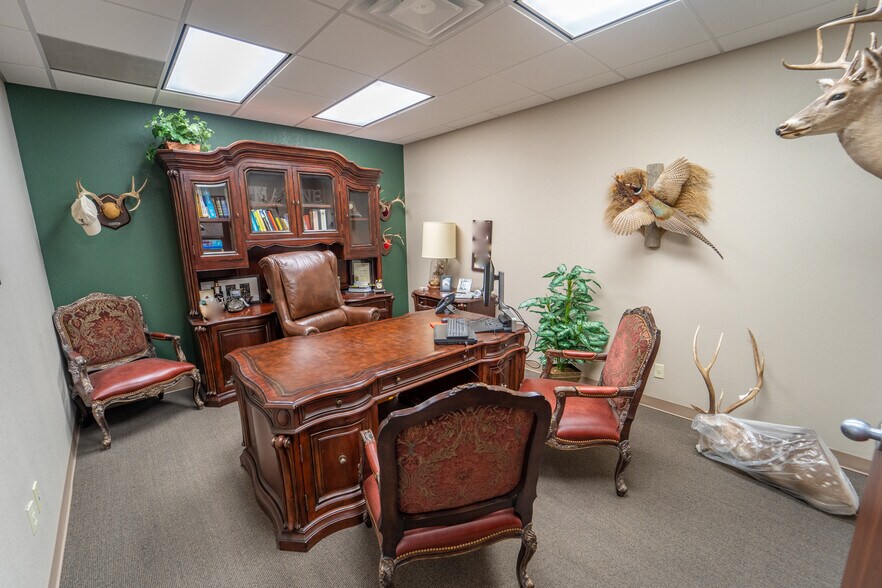 More Photos Of 115 Medical Dr, Victoria Medical For Sale