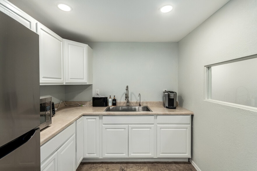 More Photos Of 727 N Swan Rd, Tucson Office For Sale