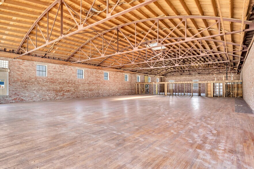 More Photos Of 815 W Broadway St, Ardmore Freestanding For Sale
