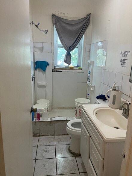 More Photos Of 2001 W Pratt St, Baltimore Freestanding For Sale