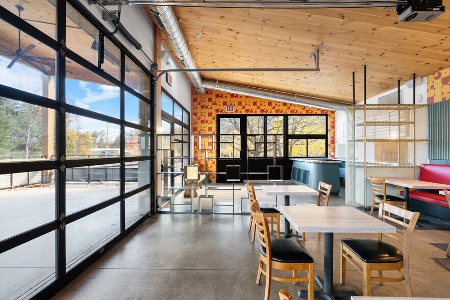 More Photos Of 261 Tinker St, Woodstock Restaurant For Sale