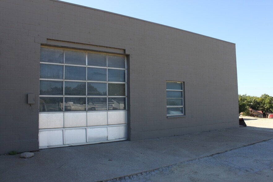More Photos Of 1220 Mineral Wells Hwy, Weatherford Showroom For Sale