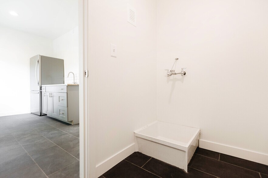More Photos Of 126 W 900 S, Salt Lake City Flex For Lease