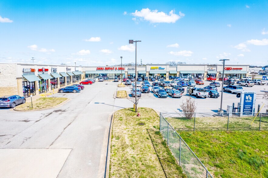 More Photos Of 200-266 Segler Dr, Oak Grove General Retail For Sale