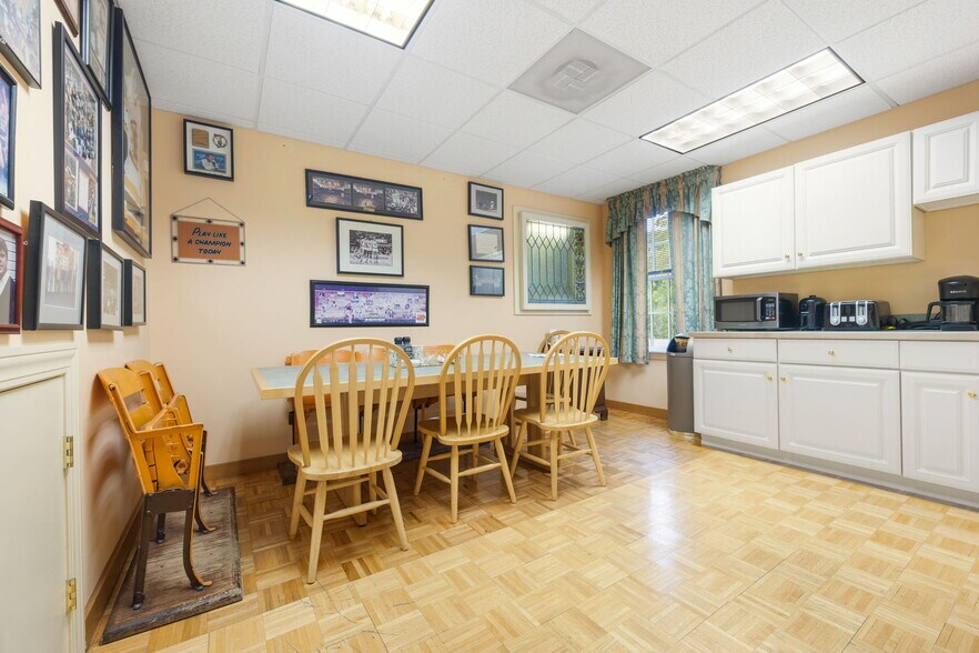 More Photos Of 828 Lynn Fells Pky, Melrose Office For Lease