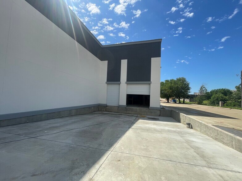 More Photos Of 8221 Royal Ridge Pky, Irving Warehouse For Lease