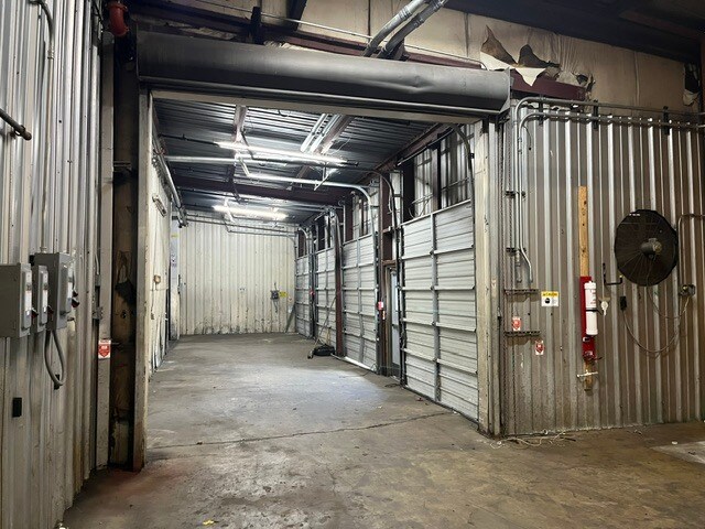 More Photos Of 301 Avenue 11 NW, Atkins Warehouse For Lease