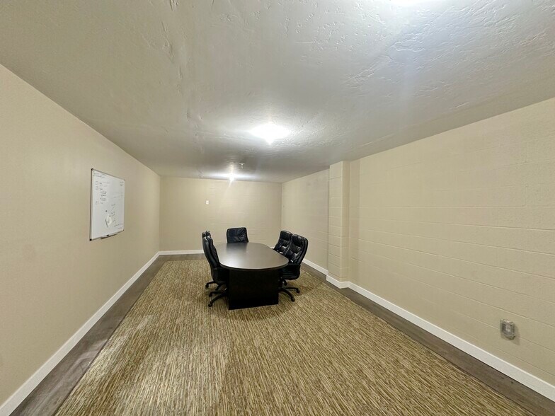 More Photos Of 5611 SW 38th St, Oklahoma City Warehouse For Lease