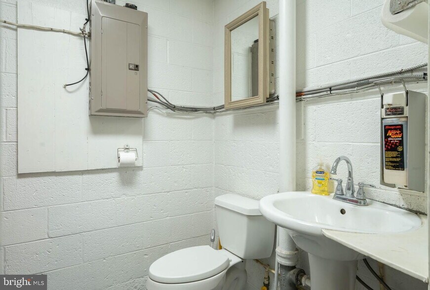 More Photos Of 112 Park Ave, Milford Flex For Sale