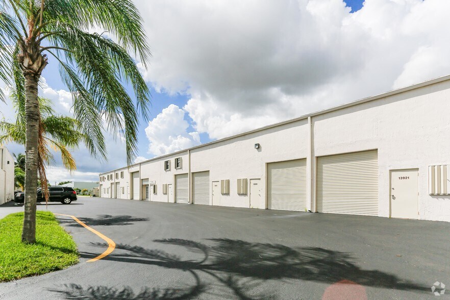 More Photos Of 13957 SW 140th St, Miami Warehouse For Lease