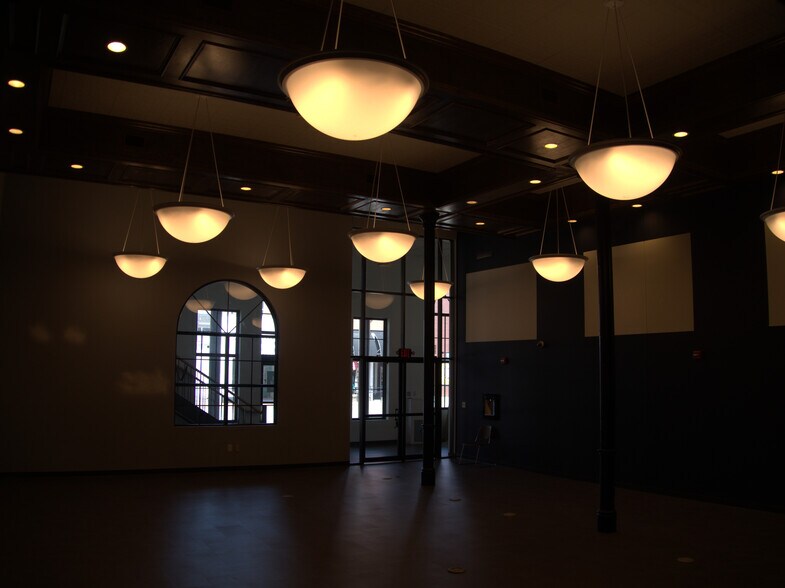 More Photos Of 117 W Central Ave, Bentonville Storefront Retail Office For Lease