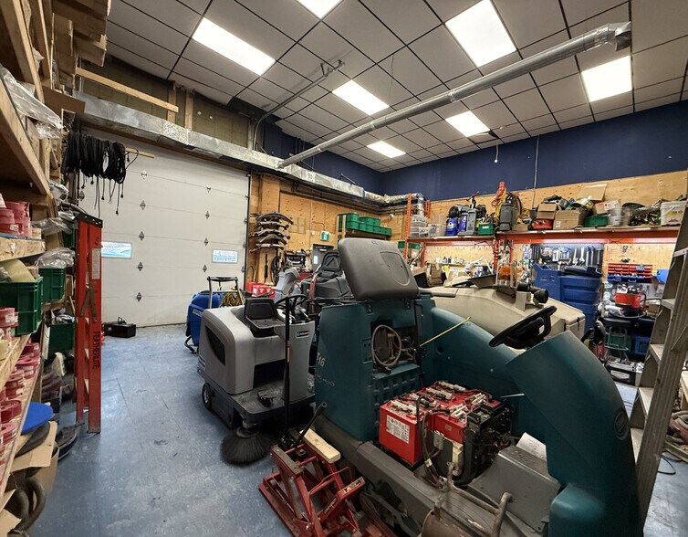 More Photos Of 108 Parkdale Ave N, Hamilton Freestanding For Sale