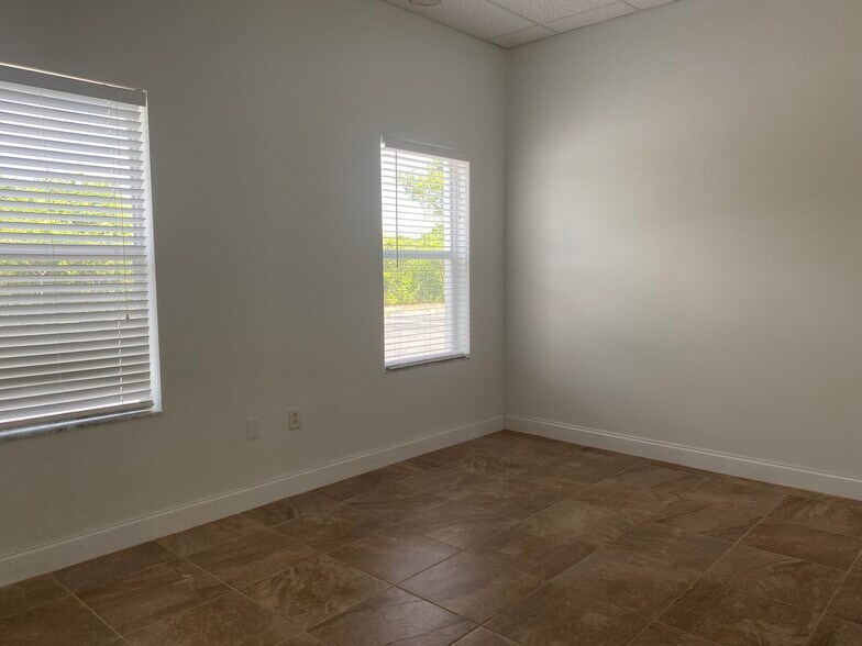 More Photos Of 2047-2071 Global Ct, Sarasota Warehouse For Lease