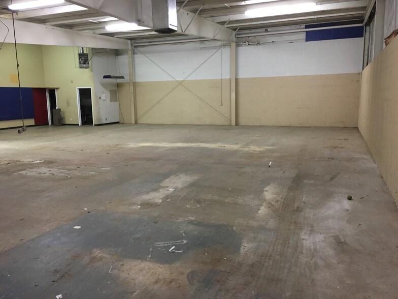 More Photos Of 2006 50th St, Lubbock Flex For Lease