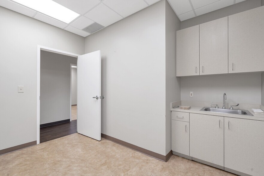 More Photos Of 4385 Johns Creek Pky, Suwanee Medical For Lease