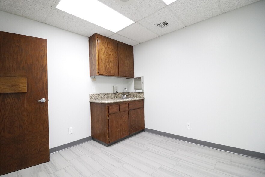 More Photos Of 16017 Tuscola Rd, Apple Valley Medical For Lease