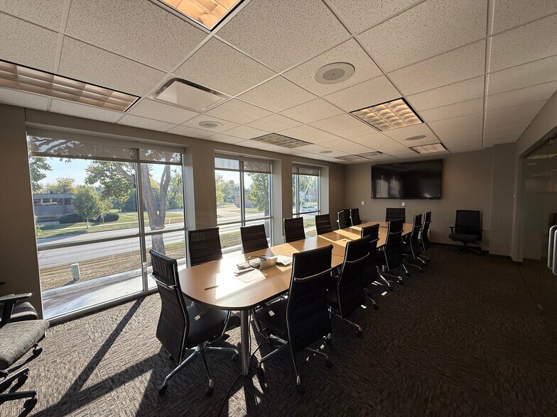 More Photos Of 2720 1st Ave NE, Cedar Rapids Office For Lease