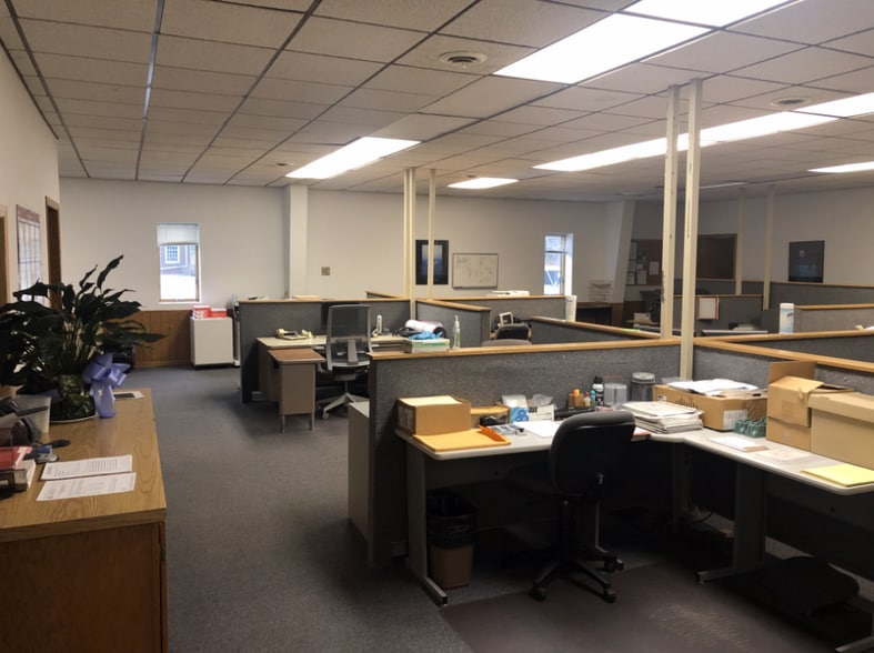 More Photos Of 172 W Stutsman St, Pembina Light Manufacturing For Sale