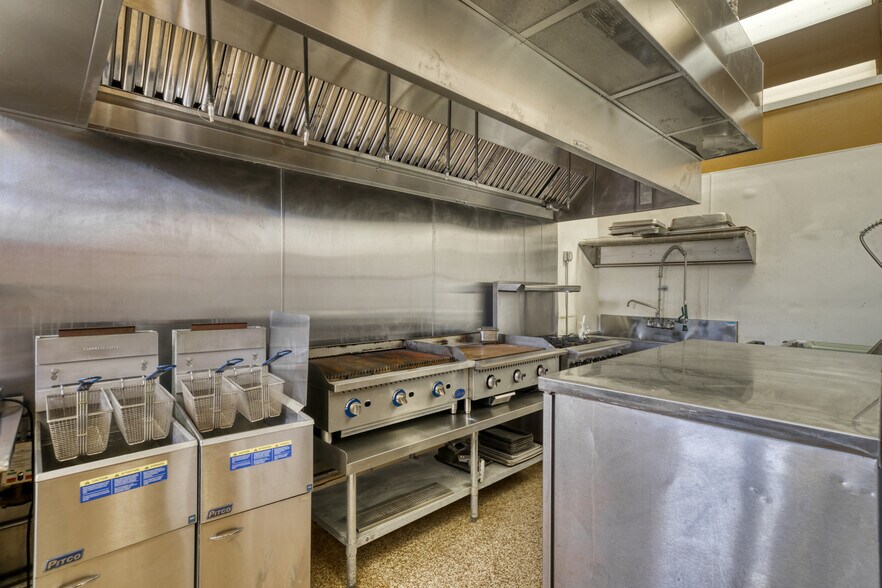 More Photos Of 514-520 N Railroad St, Burton Restaurant For Lease