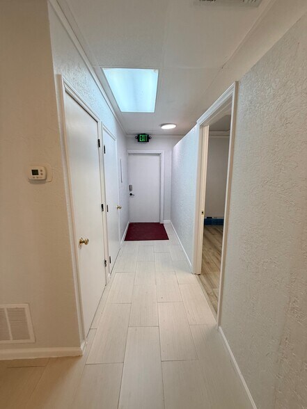 More Photos Of 325 W Venice Ave, Venice Storefront Retail Office For Lease