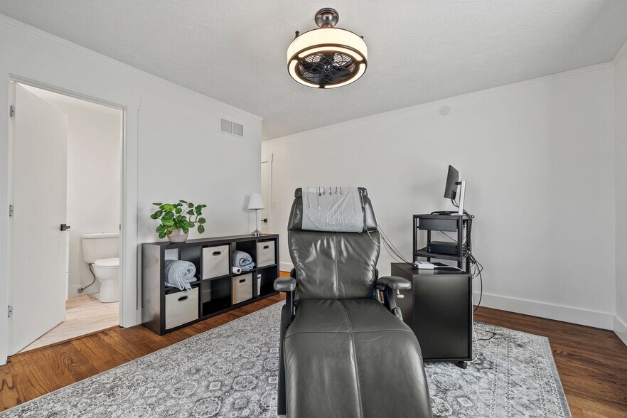 More Photos Of 2039 S Brentwood Blvd, Springfield Office For Sale