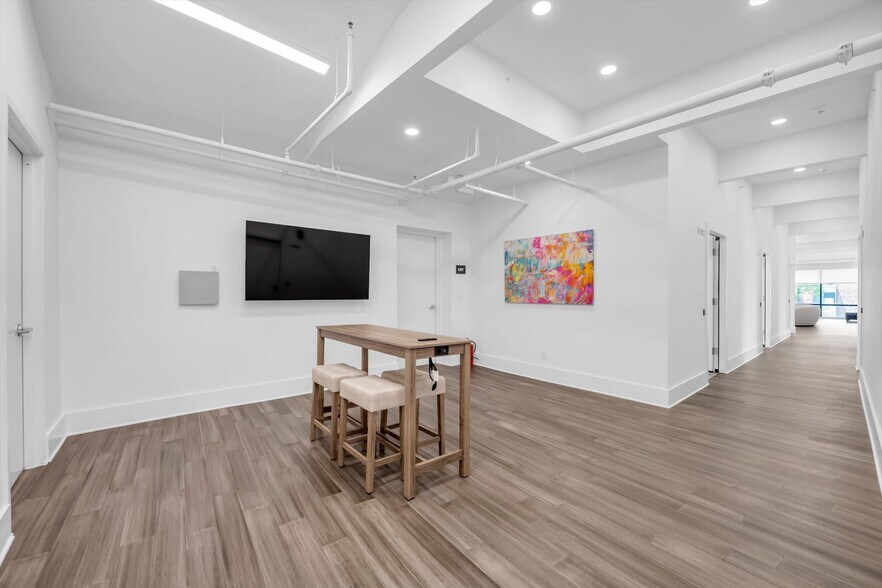 More Photos Of 705 Middle Neck Rd, Great Neck Coworking Space
