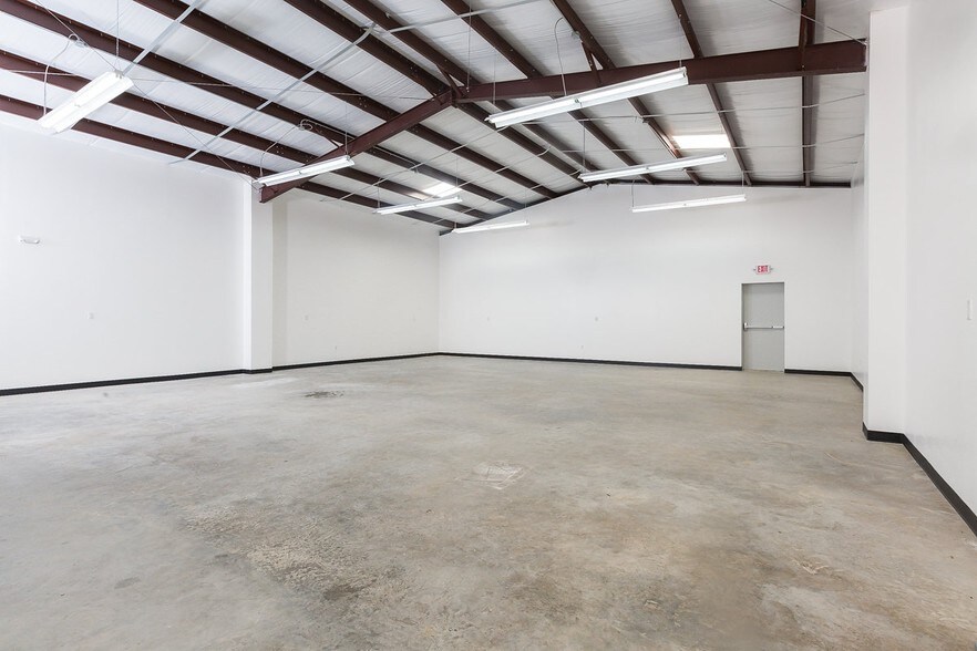 More Photos Of 11214 Craighead Dr, Houston Warehouse For Lease