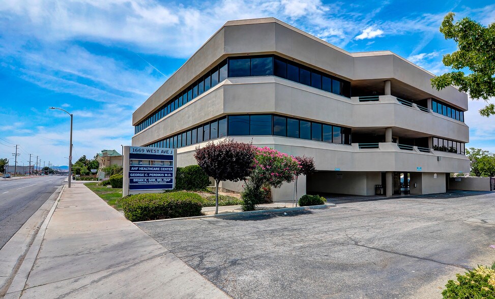 Primary Photo Of 1669 W Avenue J, Lancaster Medical For Lease