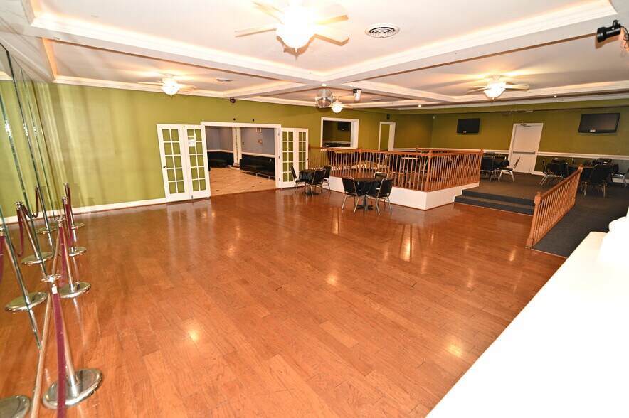 More Photos Of 7670 Hawthorne Rd, La Plata Bar For Sale