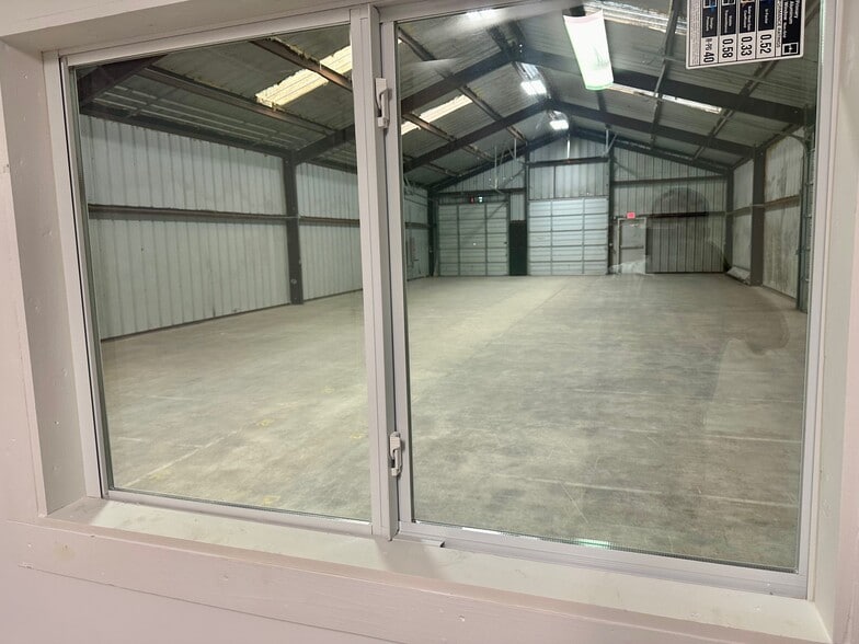 More Photos Of 200-232 W New Braunfels St, Seguin Warehouse For Lease