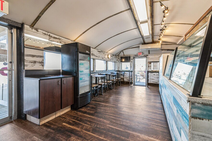 More Photos Of 20 County Road 39, Southampton Restaurant For Lease