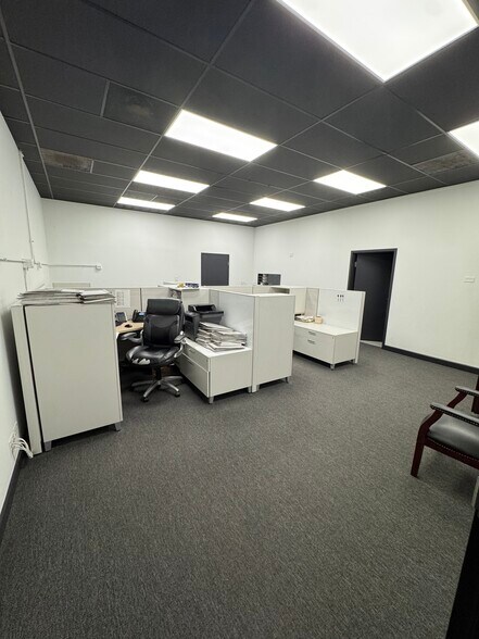 More Photos Of 220-320 Howard Ave, Des Plaines Light Distribution For Sale