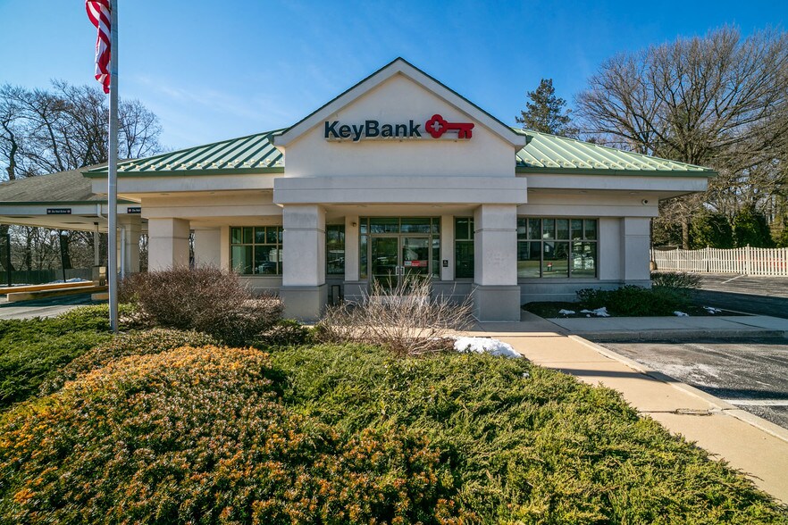 More Photos Of 414 W Lancaster Ave, Devon Bank For Lease