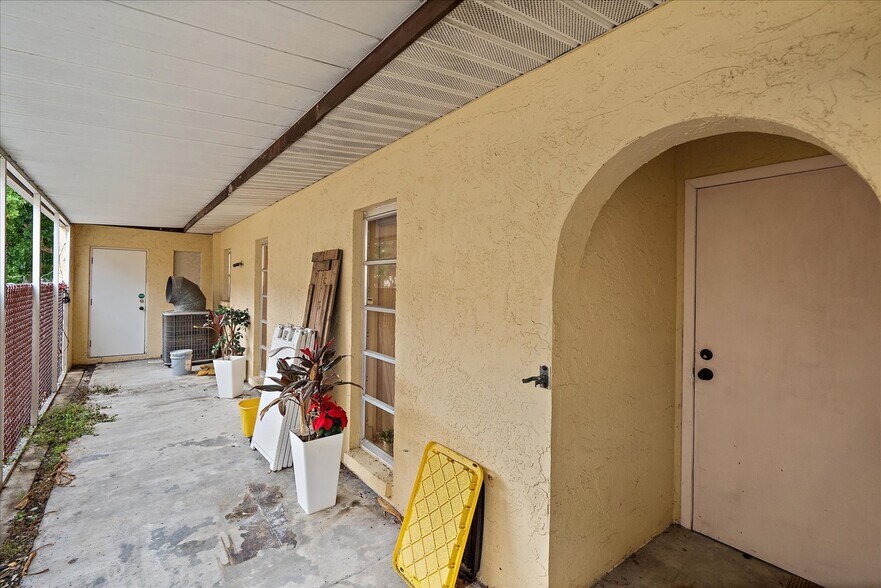 More Photos Of 2072-2074 Constitution Blvd, Sarasota Office For Sale