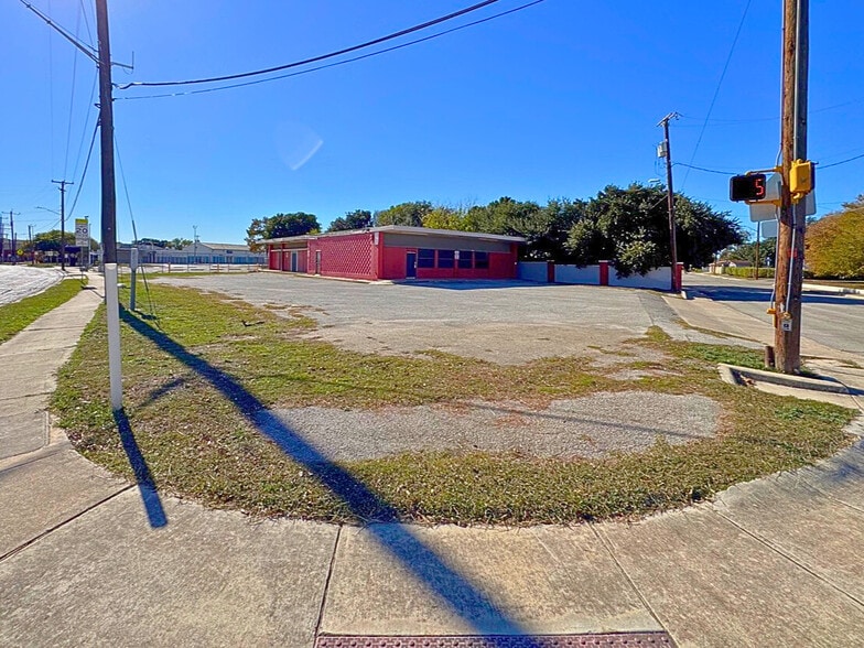 More Photos Of 2507 S General McMullen Dr, San Antonio Freestanding For Sale