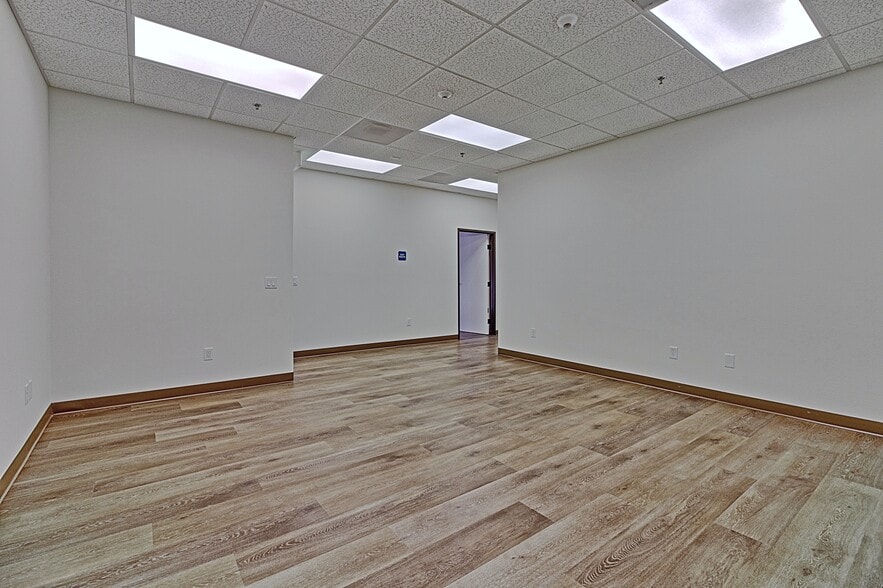 More Photos Of 4483 McGrath St, Ventura Service For Lease