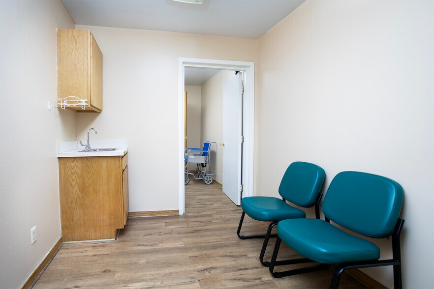 More Photos Of 707 N Waldrip St, Grand Saline Hospital For Lease