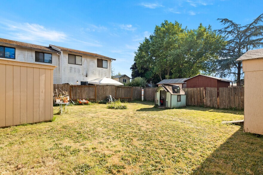 More Photos Of 903 W Charles St, Newberg Apartments For Sale