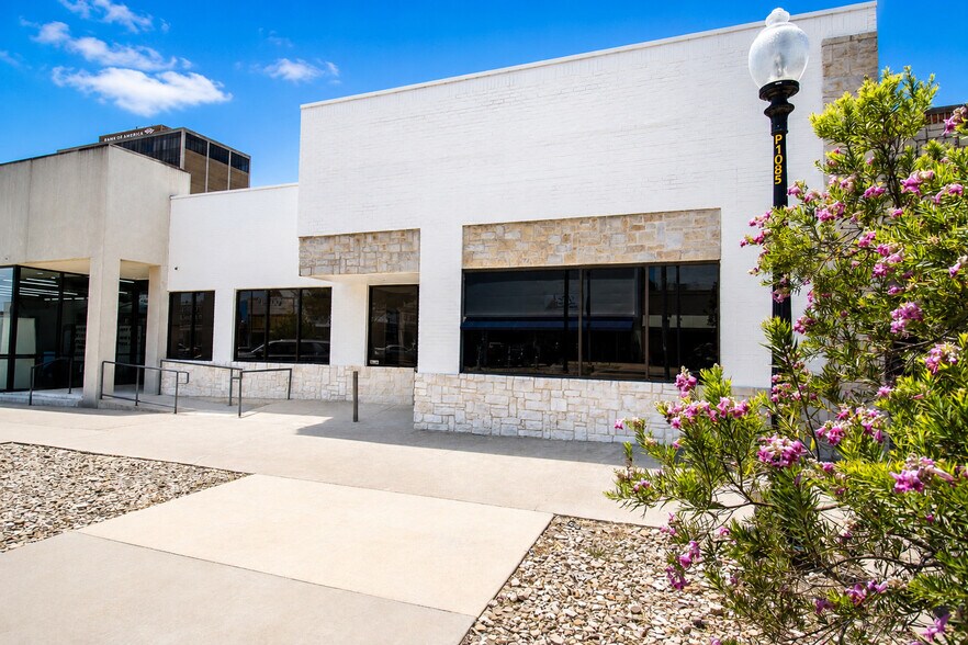 More Photos Of 220 W Jefferson Blvd, Dallas Storefront Retail Office For Lease