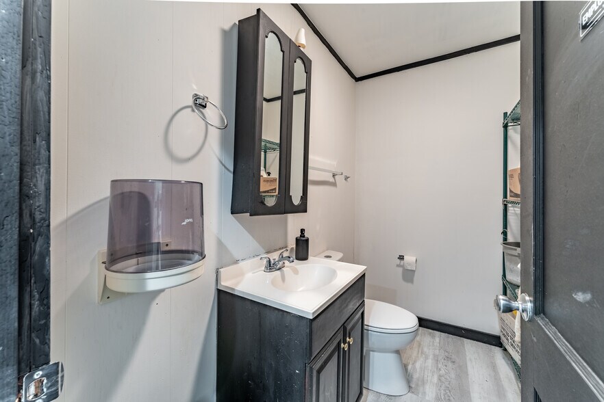 More Photos Of 5108 Lee St, Greenville Showroom For Lease