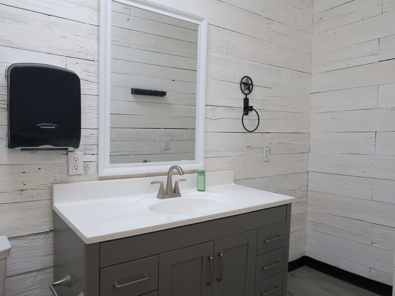 More Photos Of 5707 Schumacher Ln, Houston Auto Dealership For Lease