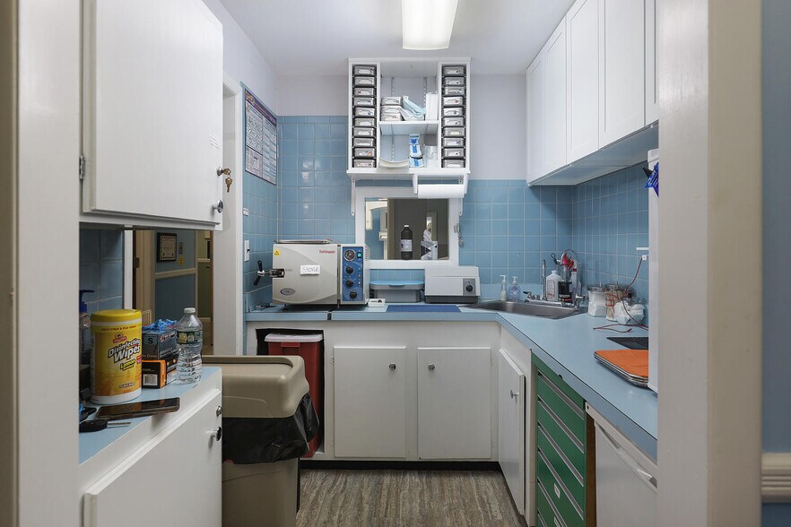 More Photos Of 676 Amboy Ave, Woodbridge Medical For Sale