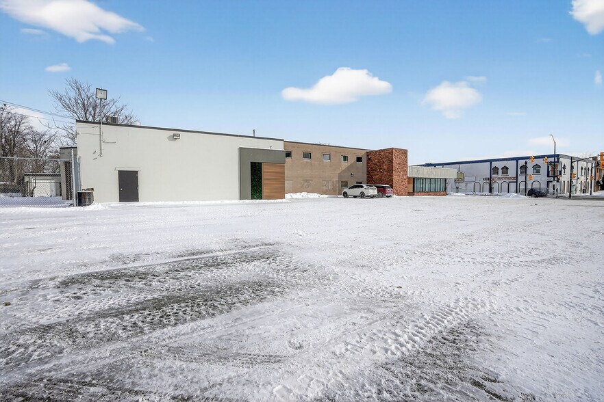 More Photos Of 812 Dundas St, London Freestanding For Sale